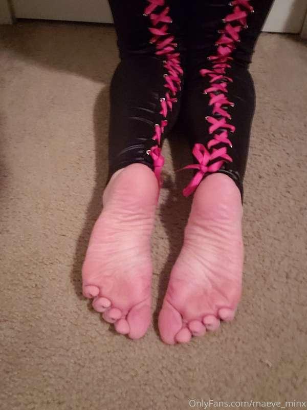 Barefoot before bedtime. 😘🛌👣😜 Have a lovely night everyone. ..