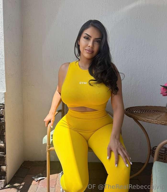 Serving stunning curves in yellow 💛 Who’s staring? 👀
