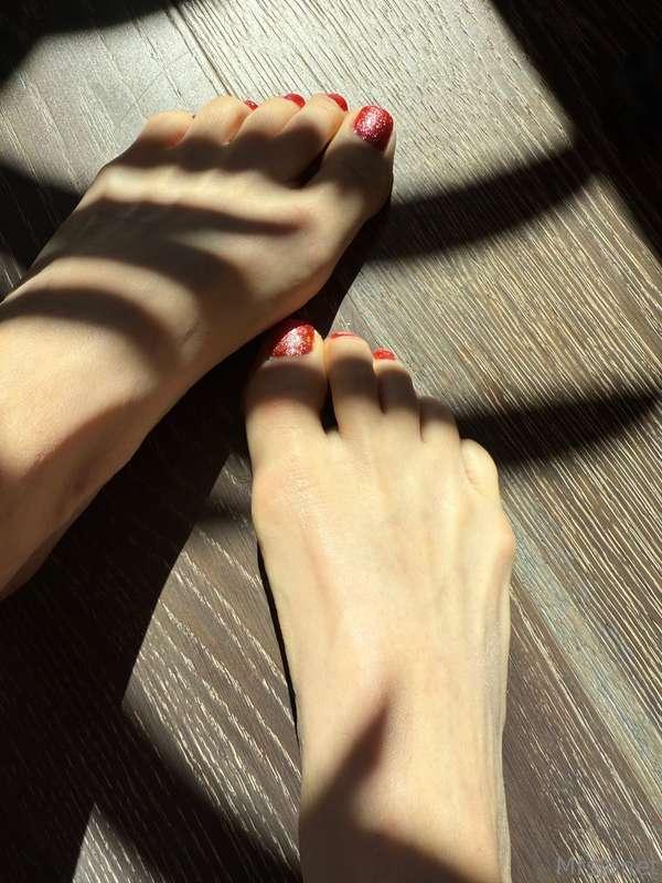 Happy Tuesday feet lovers!