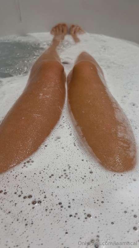 • 🫧 • Bubbles • 🫧 •

Bubbles and baths are the ultimate comb..