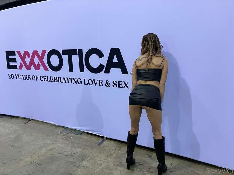 Having a 💦 BLAST 💦 at EXXXotica 😈