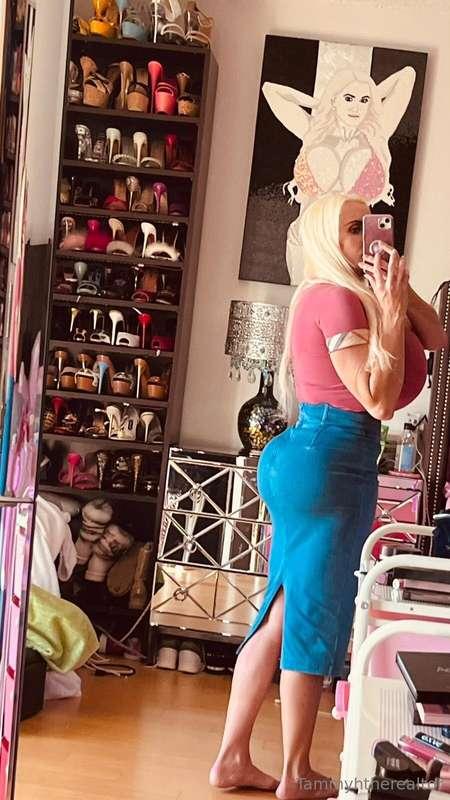 Look at my butt in this skirt!!!