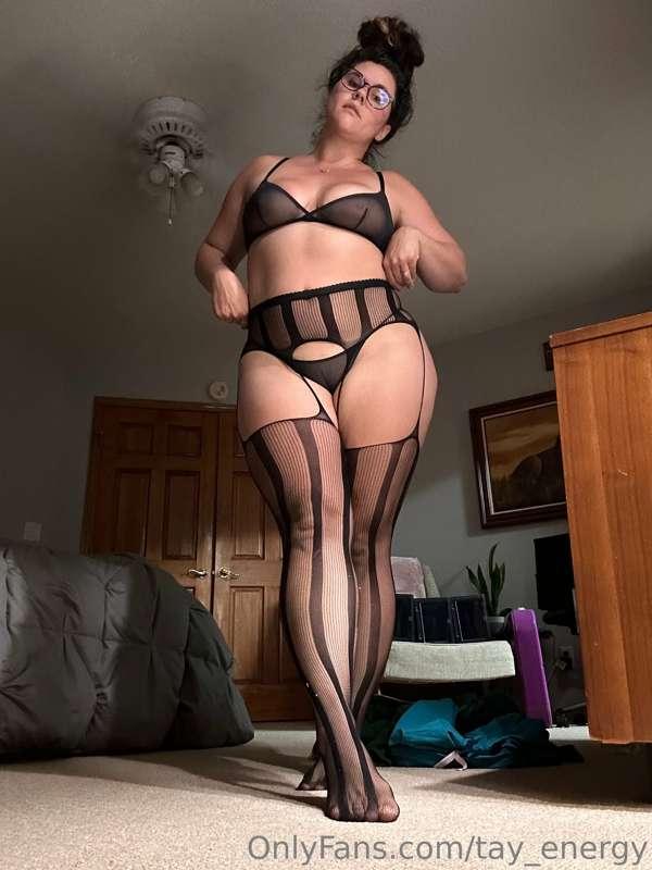 🖤 tights can’t hold in these legs