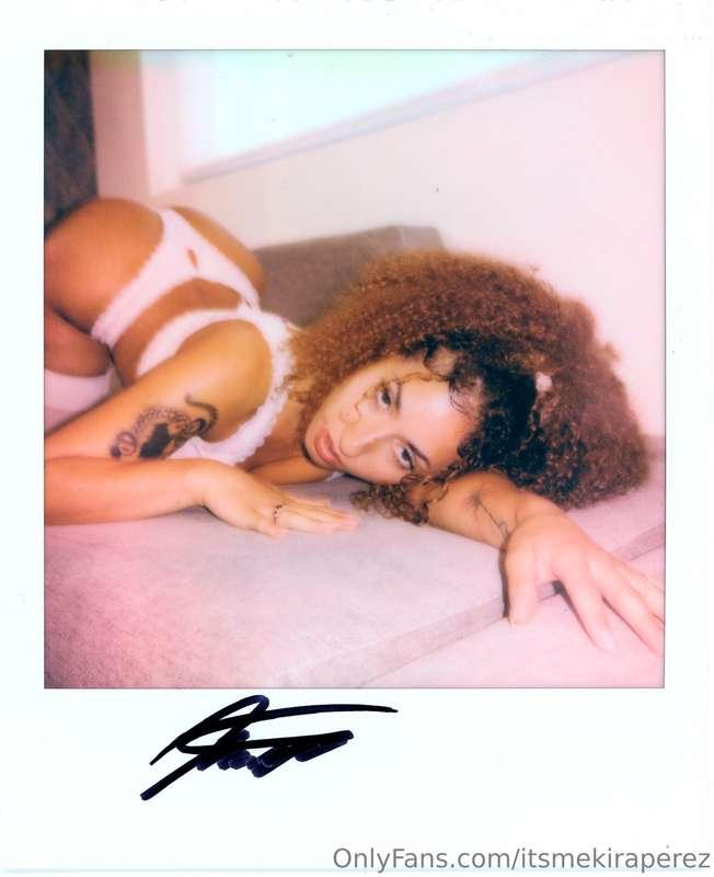 Who wants a signed polaroid? 😈🤭