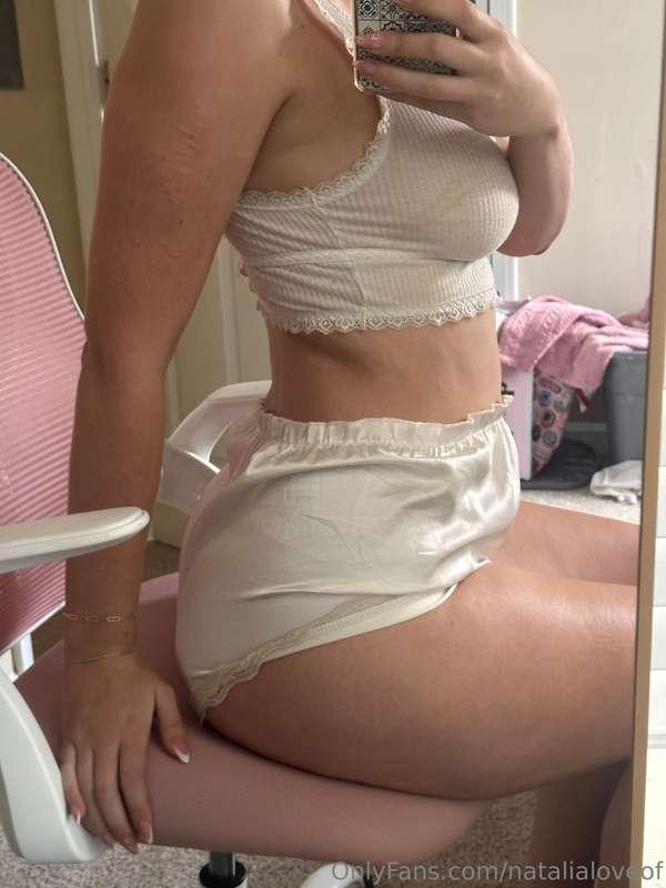 ***tip to worship… (good boys only)*** 😉💋