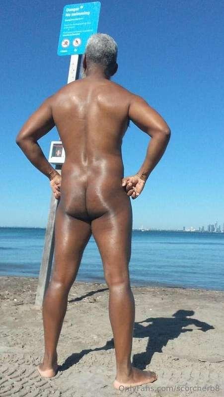 Happy Hump Day!  #musculardaddy #gay #gaycruising #gaybeard ..