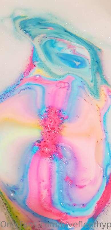 OMGGGG IM GONNA NUT THIS BATH IS SO PRETTY! 😍💖❤🧡💛💚💙💜💦