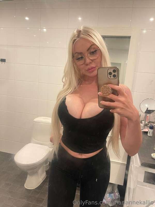 Just some blonde hair and perfect boobs💋