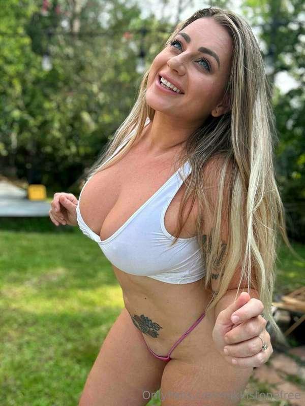 Would you fuck me on the lawn?😏