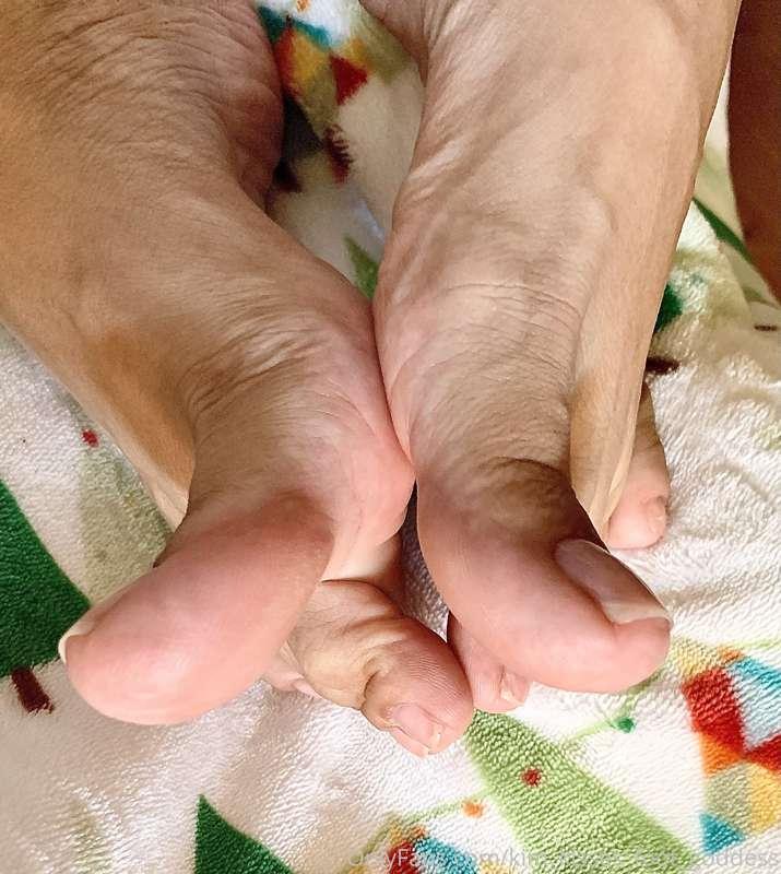 Up close shots of my bare toenails and soles👅