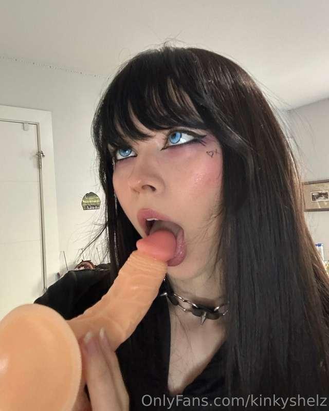 kinkyshelz image #3