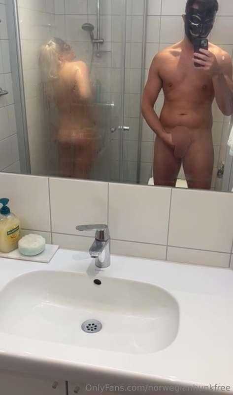 Ble så kåt av at hun lånte dusjen min at jeg måtte bli med h..