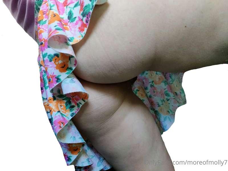 Wearing no panties today 🤤☀️