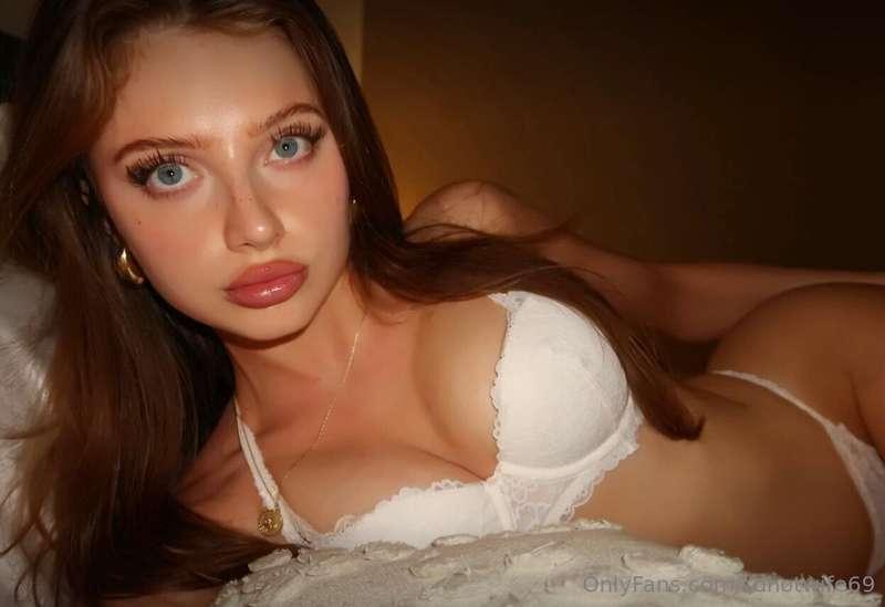 THE HOTTEST REDHEAD is sending out DAILY explicit content on..