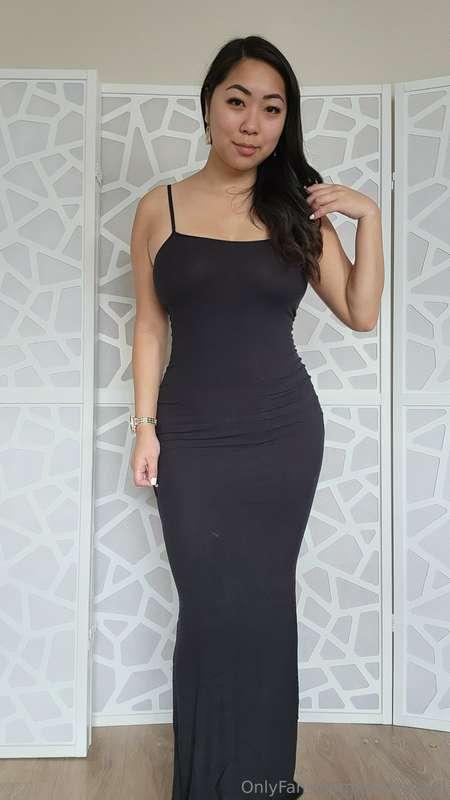 I love how this dress hugs my curves 😍