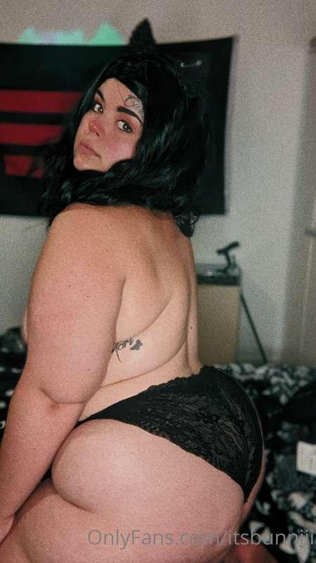 Spooky with a booty 🖤