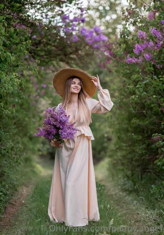 This delicate dress and stylish hat make me feel like a real..