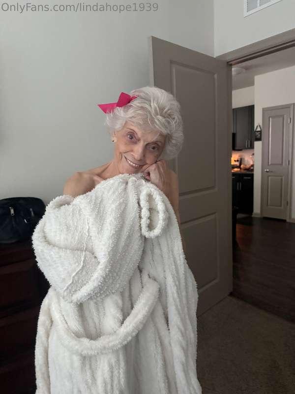 Sweet smile, dangerous curves 😏