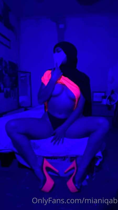 Do you like my fluor outfit? 🤤💖