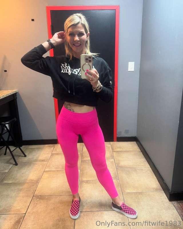 My gym outfit and some locker room fun then what I wore to m..