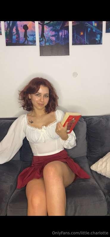 your local little (but naughty) book nerd 🤓📖