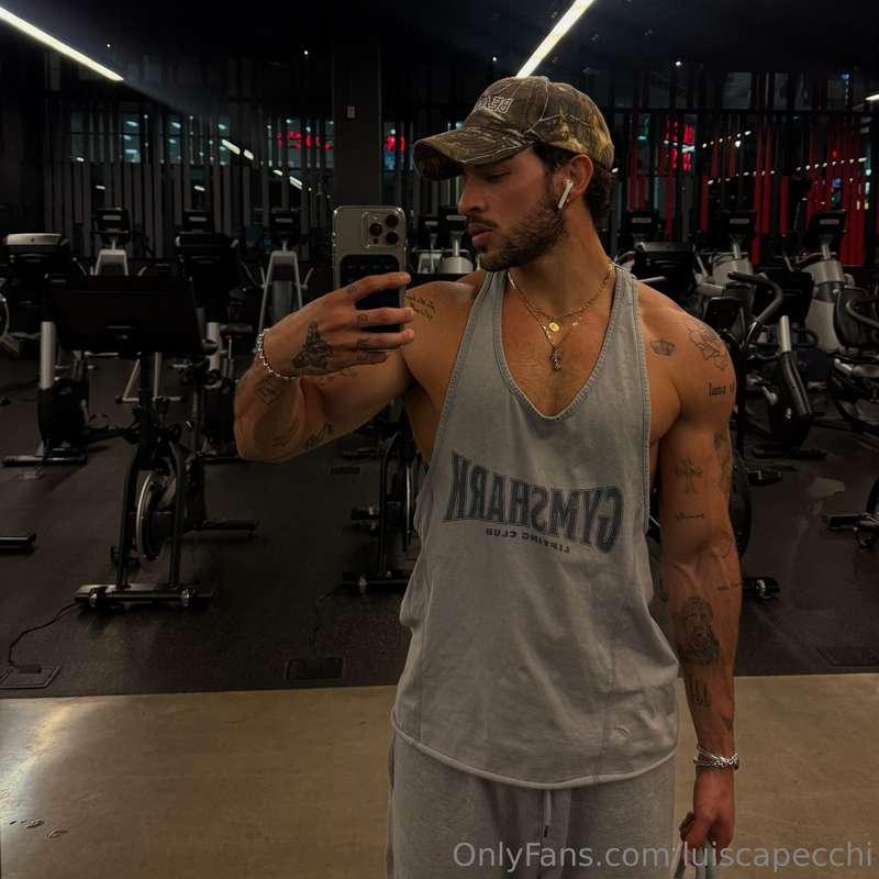 Unlock to remove my clothes 😈 that post-workout pump tho 🍆🥵
