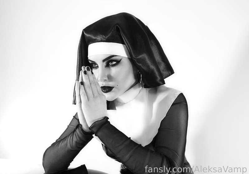 With such a nun, I’m sure you could forgive all your sins😏
How many sins do you have for this?😈

#fyp #alt #goth #bigtits #tattoos  #mommy  #fetish #petite #cosplay #naughty