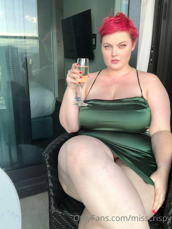 Join me for a drink on the balcony? I’m livrstreaming next S..