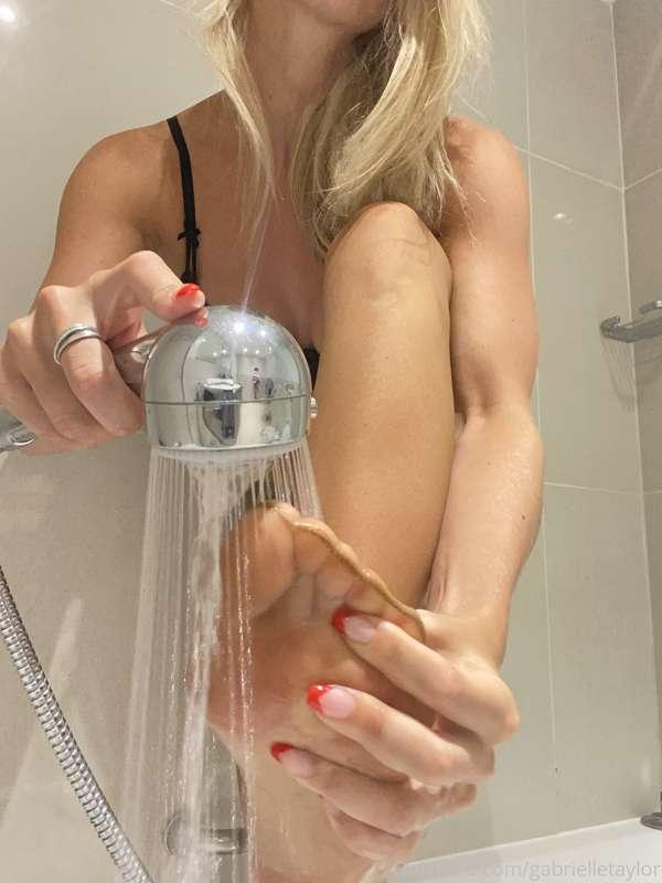 Wet nylons 💦