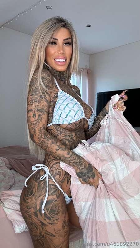 Hey babe, do you want it hot and dirty? 🔥 Got something sinf..