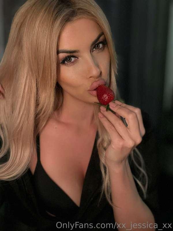🍓I like putting delicious things in my mouth 🫦Strong man hav..