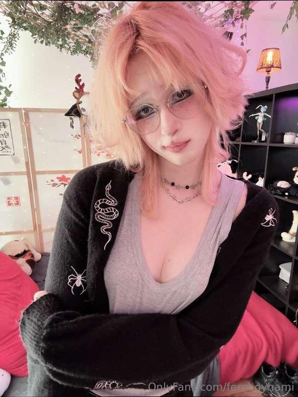 mrrow I just got back from a ski trip :3 it was cold and I n..