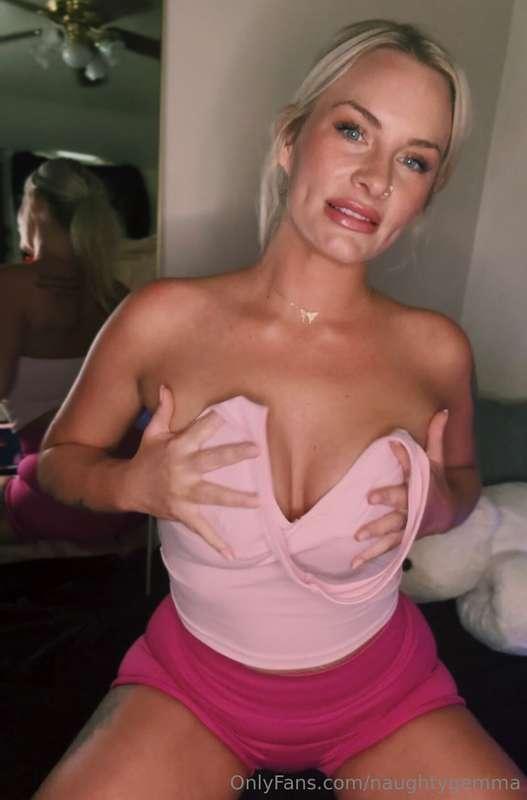 i come with attitude, a wishlist, and dangerous curves 💋🖤