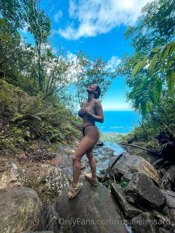 Naked with nature 💚💦 PS : J’pense pas que vous êtes prêt pou..