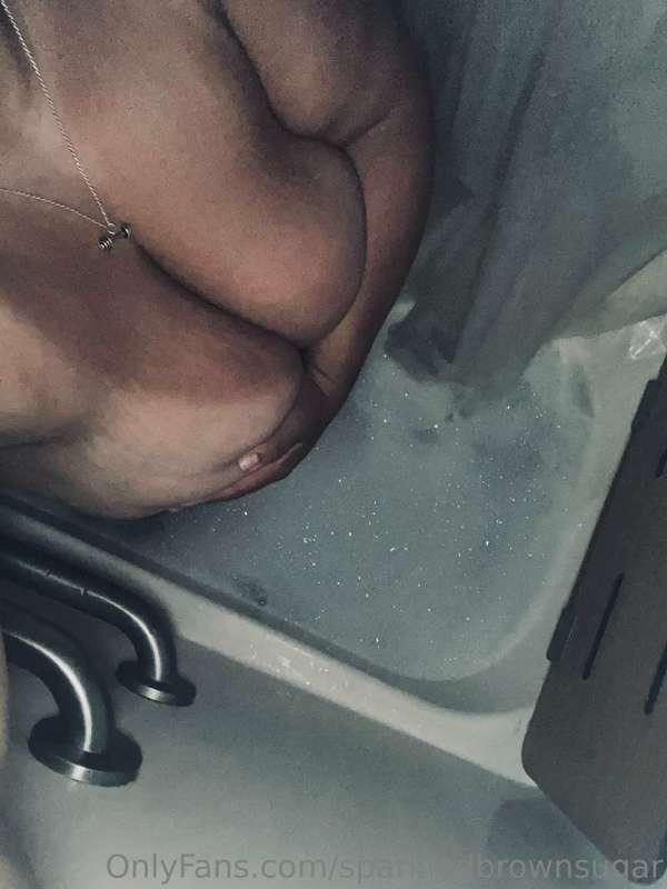 Epsom Salt Bath Time. Also show my upper body tan lines 😌