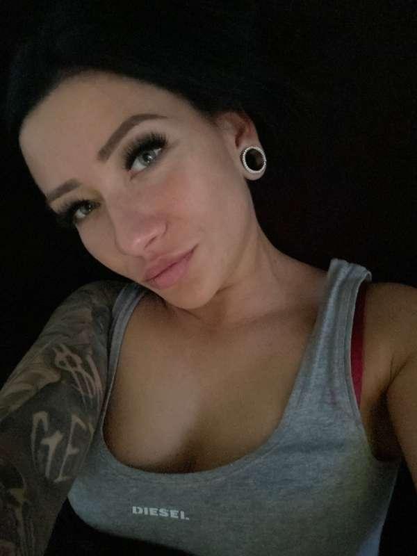 who wants to cuddle with me😋