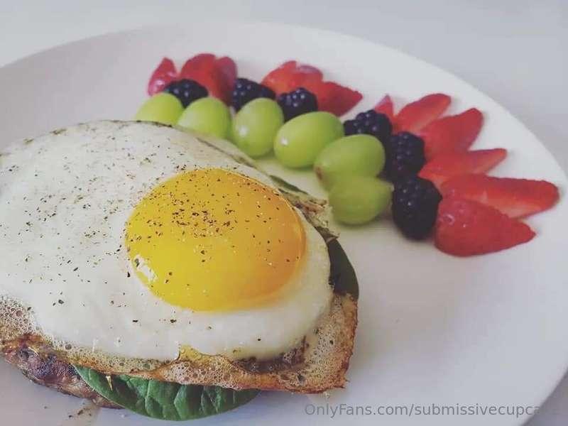 Good morning☕️🍳🍇🍓💋