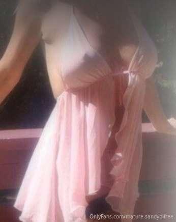 I love to pose outside in Lingerie.. 😎 very exciting !  chec..