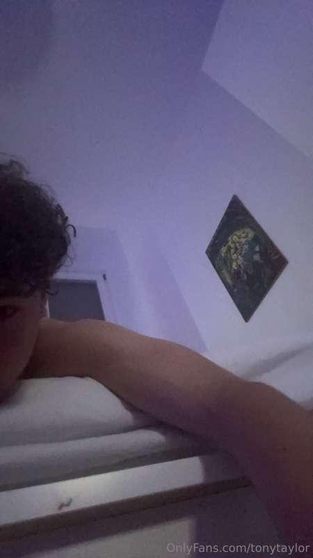 Bored and horny let's chat 😏