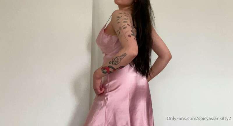 Watch me lift up my dress and spread my ass for you

@spicya..