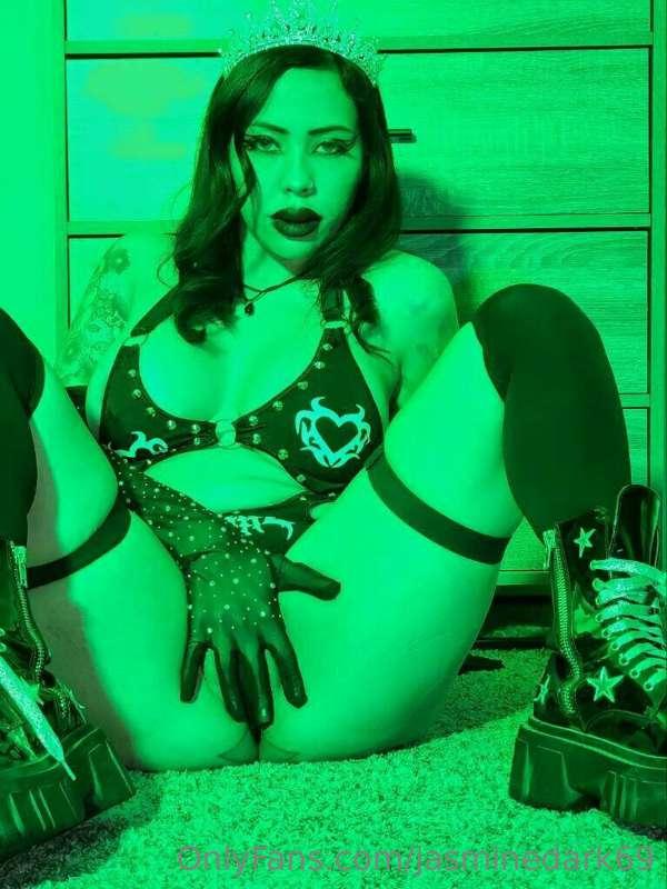 Be my valentine and unlock my latest smoking facial vid 😈

R..