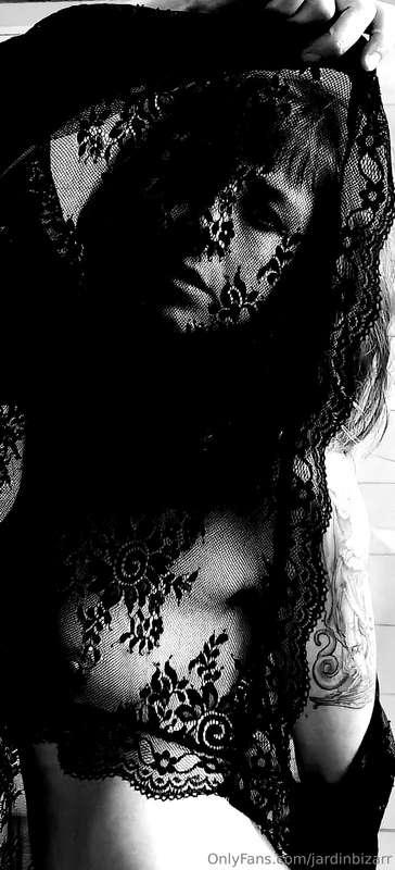 Im Dunkel der Nacht, dein Atem so nah,  Haut an Haut, wie ei..