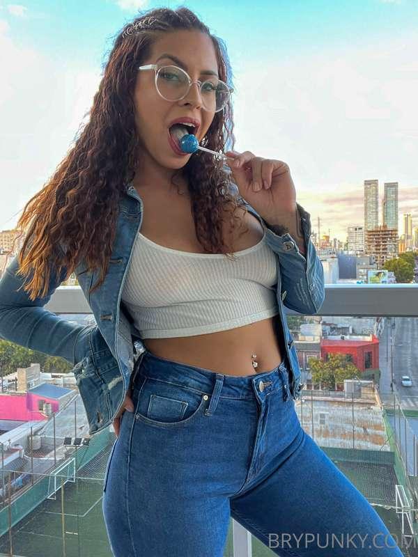 Yummy Lollipop 🍭 
Just realize that I barely have pics weari..