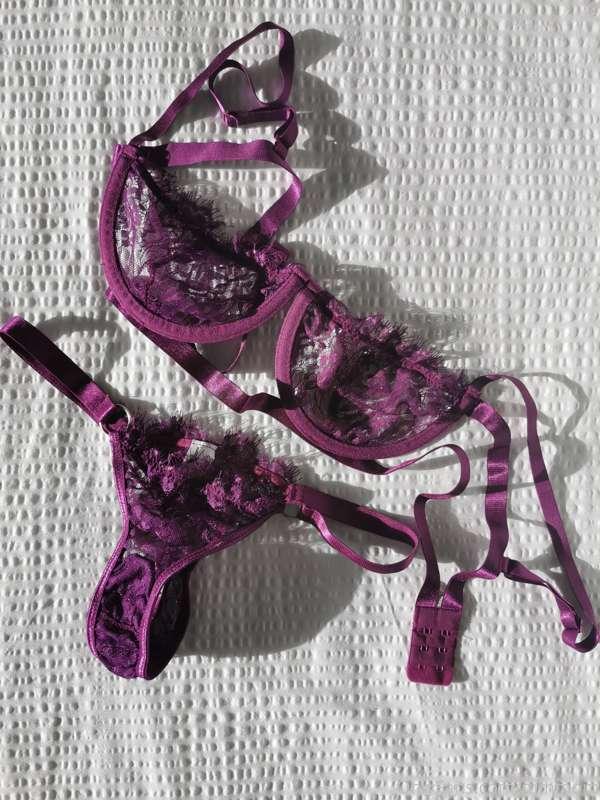 Mmmmm wonder how I smell 😈

Lingerie set for sale ❤️

💋Have ..