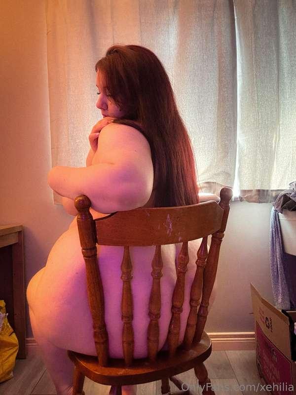 i seriously need a comfier chair