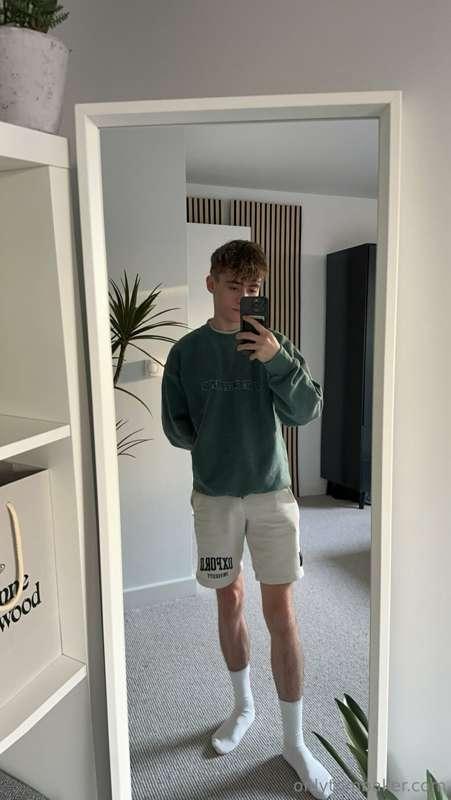 swipe to see my bulge 😏🤤