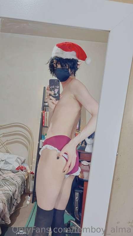 Do you want this twink for Christmas? 😳😳