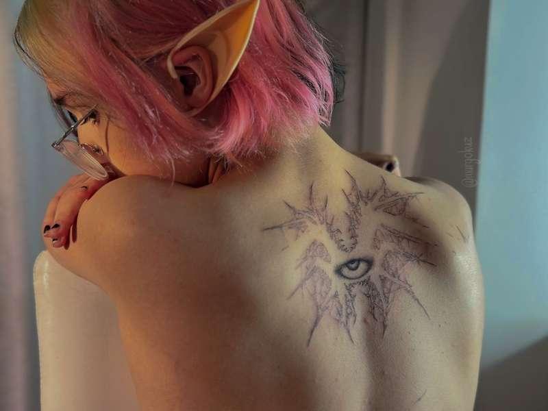 @artofdecay has started working on my new tattoo. It's a big project covering my entire back. Still in progress, but I'll share what we've done so far^^

#fyp #tattoo #naked #artist #art #tattoed #elfgirl