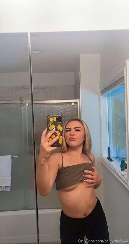She's a good girl whose favorite things are bad😈