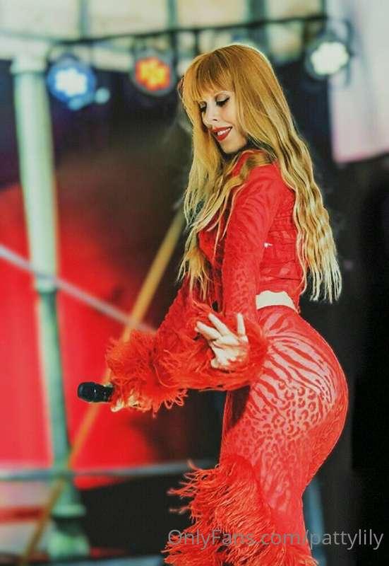 On stage ❤️
P. S. Today I'll be online 🥳